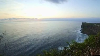 Uluwatu, Bali, Endonezya 'daki uçurumdan Okyanus Manzaralı Günbatımı