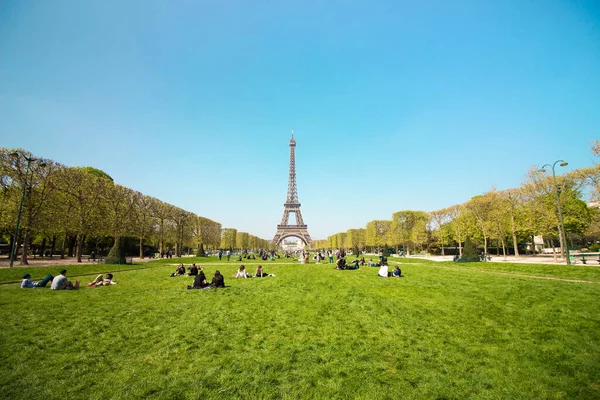 Eiffel Tower View Champ Mars Green Grass People Enjoying Sun — Stock Photo, Image