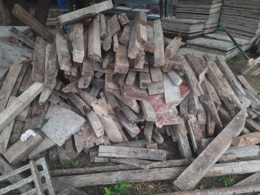 Ahşap kütük yığınının yakın görünümü