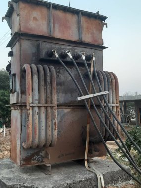 Elektrik trafosu ya da ekipman. 