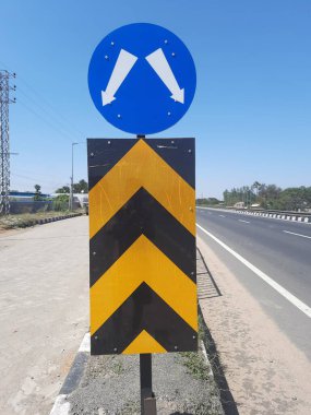 Mavi renkli yuvarlak tabela ve sarı Radyum renkli tabela.