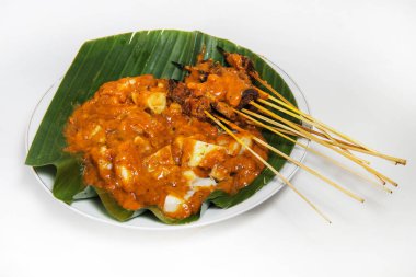 Meşhur yerel yemeklerden biri olarak lezzetli fıstık soslu tavuk satay..