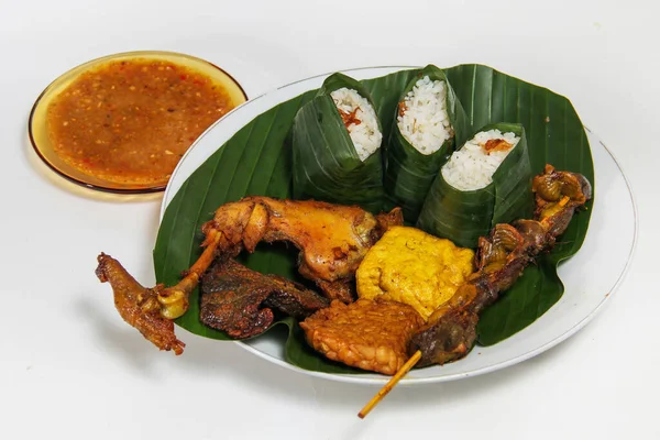 Pecel Ayam Adalah Makanan Tradisional Indonesia Yang Disajikan Dengan Nasi — Stok Foto
