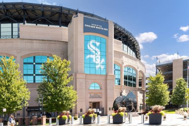 Chicago, IL, USA - 24 AĞUSTOS 2019: MLB 'nin Chicago White Sox' s Garantili Oranlar Alanının dışı. Beyzbol stadyumunda yıllardır birçok isim değiştirildi ama en çok Comisky olarak bilinir..