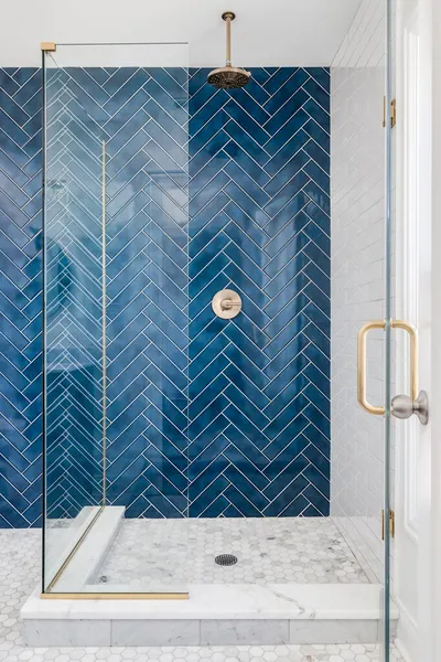 Chicago Usa Czerwiec 2020 Niebieski Pojedynczy Prysznic Kafelkami Śledzia Luksusowym — Zdjęcie stockowe