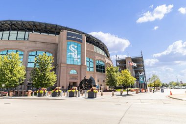 Chicago, IL, USA - 24 AĞUSTOS 2019: MLB 'nin Chicago White Sox' s Garantili Oranlar Alanının dışı. Beyzbol stadyumunda yıllardır birçok isim değiştirildi ama en çok Comisky olarak bilinir..
