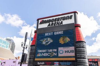 NASHVILLE, TN, ABD - 28 Nisan 2021: Bridgestone Arena, Nashville şehir merkezinde yer alan Nashville Predators 'un evidir. Meydanda hokey oyunları, konserler ve diğer etkinlikler düzenlenir..