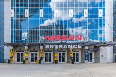NASHVILLE, TN, ABD - 28 Nisan 2021: Bridgestone Arena, Nashville şehir merkezinde yer alan Nashville Predators 'un evidir. Meydanda hokey oyunları, konserler ve diğer etkinlikler düzenlenir..