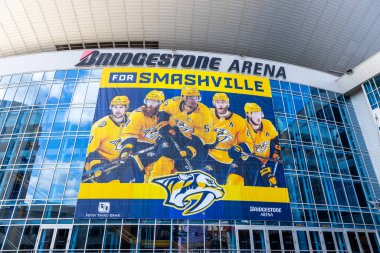 NASHVILLE, TN, ABD - 28 Nisan 2021: Bridgestone Arena, Nashville şehir merkezinde yer alan Nashville Predators 'un evidir. Meydanda hokey oyunları, konserler ve diğer etkinlikler düzenlenir..