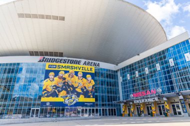 NASHVILLE, TN, ABD - 28 Nisan 2021: Bridgestone Arena, Nashville şehir merkezinde yer alan Nashville Predators 'un evidir. Meydanda hokey oyunları, konserler ve diğer etkinlikler düzenlenir..