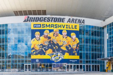 NASHVILLE, TN, ABD - 28 Nisan 2021: Bridgestone Arena, Nashville şehir merkezinde yer alan Nashville Predators 'un evidir. Meydanda hokey oyunları, konserler ve diğer etkinlikler düzenlenir..