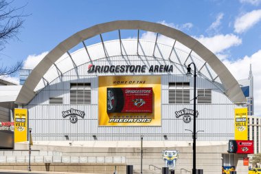 NASHVILLE, TN, ABD - 28 Nisan 2021: Bridgestone Arena, Nashville şehir merkezinde yer alan Nashville Predators 'un evidir. Meydanda hokey oyunları, konserler ve diğer etkinlikler düzenlenir..