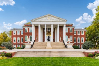 LOUISVILLE, KY, ABD - 24 Ekim 2017: Louisville Üniversitesi, 1798 yılında kuruldu ve Amerika Birleşik Devletleri 'ndeki ilk şehir üniversitesine ev sahipliği yapmaktadır..