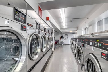 Chicago, IL, ABD - 30 Mart 2021 Hız Kraliçesi 'nin ön cephe yıkama ve kurutma makinelerinin hizalandığı şehir merkezindeki yüksek katlı bir çamaşırhane.