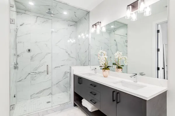 Chicago Usa Februar 2020 Ein Schönes Badezimmer Mit Einem Dunklen — Stockfoto