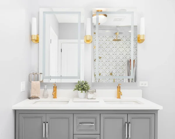 Chicago Usa April 2021 Bright Modern Bathroom Grey Vanity Cabinet — Stock Photo, Image