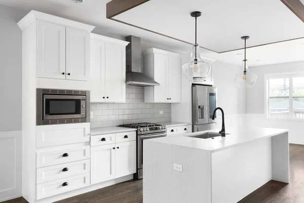 Elmhurst Usa Σεπτεμβριου 2021 Ανακαινισμένη Λευκή Κουζίνα Γυάλινα Φωτιστικά Που — Φωτογραφία Αρχείου