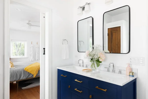 Elmhurst Usa Září 2021 Krásná Zrekonstruovaná Koupelna Modrou Marnivostí Bílou — Stock fotografie