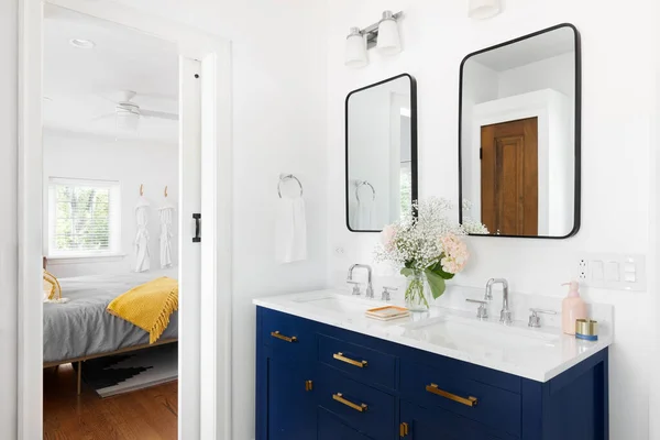 Elmhurst Usa September 2021 Beautiful Renovated Bathroom Blue Vanity White — стоковое фото