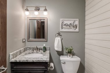 JOLIET, IL, ABD - 29 HAZİRAN 2020: gemi aksanı olan küçük bir yarım banyo. Banyoda benekli mermer kapaklı koyu bir kibir ve tuvaletin üstünde asılı bir tabela var..