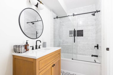 Chicago, IL, ABD - 15 Mart 2021 Ahşap kaplamalı güzel bir banyo, fayanslı duş ve zemin ve siyah donanımlı sürgülü cam bir kapı.