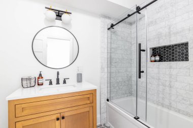 Chicago, IL, ABD - 15 Mart 2021 Ahşap kaplamalı güzel bir banyo, fayanslı duş ve zemin ve siyah donanımlı sürgülü cam bir kapı.