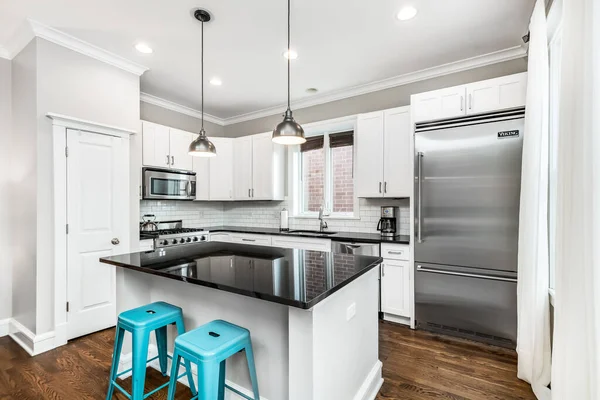 Chicago Abd Şubat 2020 Siyah Tezgahlı Beyaz Bir Mutfak Paslanmaz — Stok fotoğraf