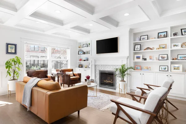 Elmhurst Usa März 2021 Ein Luxuriöses Weißes Wohnzimmer Mit Kassettendecke — Stockfoto