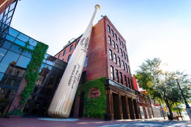 LOUISVILLE, KY, ABD - 23 Temmuz 2018: Louisville Slugger Museum & Factory Louisville şehir merkezinde yer almaktadır ve markaların başarılarının geçmişi, bugünü ve geleceğini sergiler..