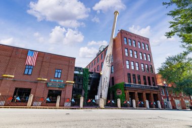 LOUISVILLE, KY, ABD - 23 Temmuz 2018: Louisville Slugger Museum & Factory Louisville şehir merkezinde yer almaktadır ve markaların başarılarının geçmişi, bugünü ve geleceğini sergiler..