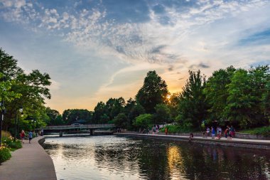 NAPERVILLE, IL, ABD - 14 Temmuz 2018: Naperville şehir merkezi, yoğun bir cumartesi gecesi gün batımında.