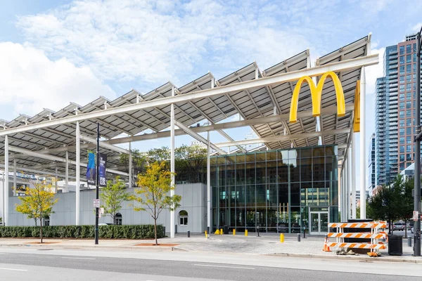 2021年10月8日 美国伊利诺斯州芝加哥 原来的摇滚麦当劳被改造成一个具有玻璃墙和太阳能电池板的未来派旗舰餐厅 — 图库照片