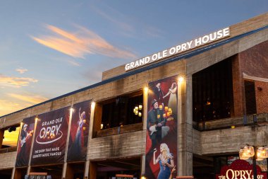 NASHVILLE, TN, ABD - 27 Şubat 2018: The Grand Ole Opry, özellikle Country ve Western müzik grupları için 1925 'ten bu yana kurulan en ünlü müzik merkezlerinden biridir. Gün batımı.