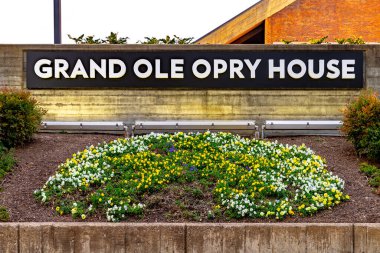 NASHVILLE, TN, ABD - 27 Şubat 2018: The Grand Ole Opry, özellikle Country ve Western müzik grupları için 1925 'ten bu yana kurulan en ünlü müzik merkezlerinden biridir..