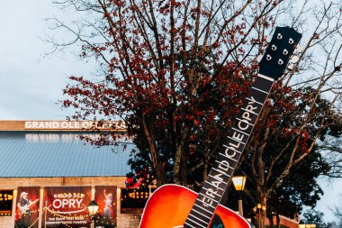 NASHVILLE, TN, ABD - 27 Şubat 2018: The Grand Ole Opry 1925 'te kurulduğundan beri en ünlü müzik merkezlerinden biridir. Etrafı gitarlar, yemek kamyonu ve oturma yerleriyle dolu..