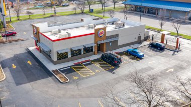 JOLIET, IL, ABD - 8 Nisan 2019: Otoparkta arabaları olan bir Burger King 'in İHA / hava görüntüsü.