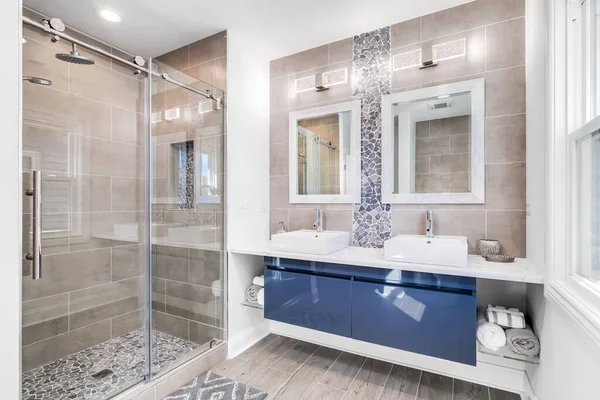 Chicago Septiembre 2019 Moderno Cuarto Baño Con Gabinete Azul Azulejos — Foto de Stock