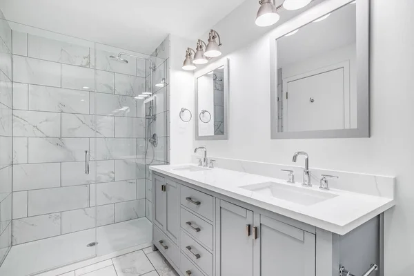 Chicago Usa Januar 2020 Ein Elegantes Umgebautes Badezimmer Mit Grauer — Stockfoto