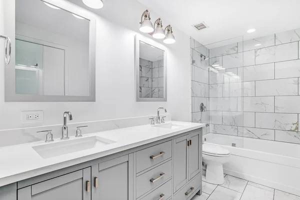 Chicago Usa Enero 2020 Elegante Cuarto Baño Remodelado Con Tocador — Foto de Stock