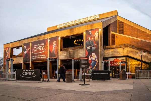 NASHVILLE, TN, ABD - 27 Şubat 2018: The Grand Ole Opry, özellikle Country ve Western müzik grupları için 1925 'ten bu yana kurulan en ünlü müzik merkezlerinden biridir..