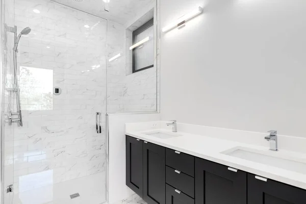 Chicago Usa 2019 Július Egy Modern Fürdőszoba Fekete Hiúsággal Márvány — Stock Fotó