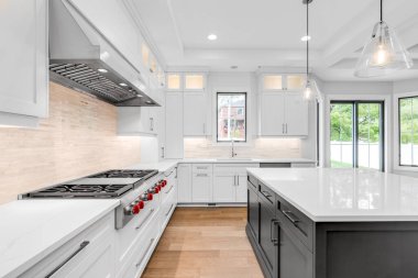 Şikago, IL, ABD - 23 Nisan 2020: paslanmaz çelik Kurt, Sıfırın altı ve girdap gereçleri olan lüks bir modern beyaz mutfak. Ortasında büyük bir ada asılı iki süslü ışık ile.