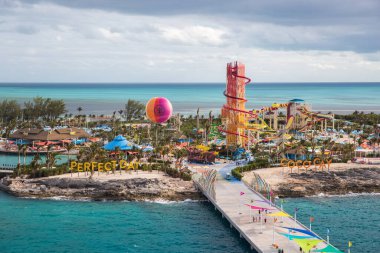 COCOCAY, BAHAMAS - 12 Ekim 2019: Cococay 'ın havadan / İHA görüntüsü, misafirlerin günü eğlenerek geçirebilecekleri Royal Caribbean yolcu gemisinin sahibi olduğu özel ada postası.