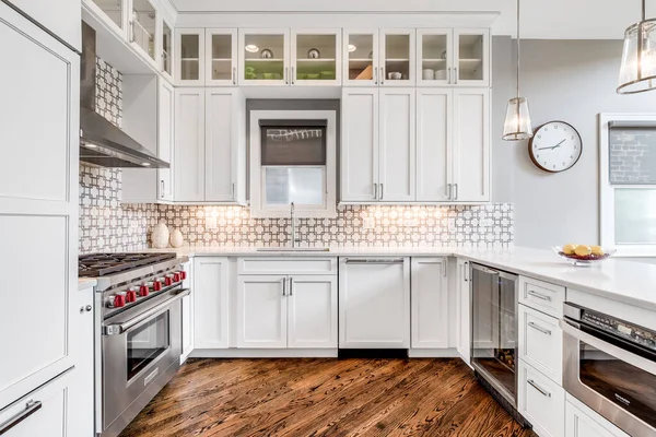 Chicago Usa Αυγούστου 2019 Πολυτελής Λευκή Κουζίνα Όμορφο Backsplash Συσκευές — Φωτογραφία Αρχείου