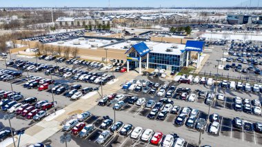 NAPERVILLE, IL, ABD - 15 Nisan 2019: CarMax, 1993 yılında ülke çapında 200 'den fazla mağazası olan ülkenin en büyük otomobil bayii zincirlerinden biridir. Drone / hava görüntüsü.
