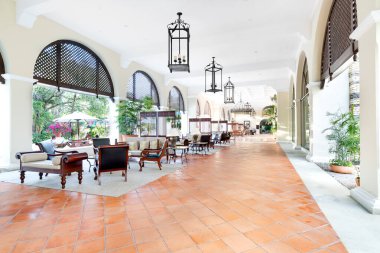 RIVIERA MAYA, MEXICO - 6 Mayıs 2019 Valentin Imperial Maya tatil köyünün güzel lobi alanı rahatlamak için bolca koltuk ve tüm kapsayıcı kokteyller için bir bar içerir..