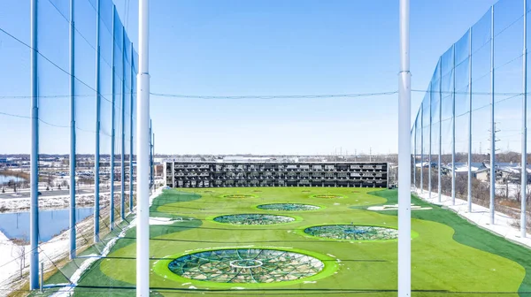 NAPERVILLE, IL, ABD - 15 Nisan 2019: TopGolf 'ün İHA / hava görüntüsü. Üst golf sahaları üç katlı golf sahalarına sahiptir ve her yaş için eğlenceli bir eğlence kompleksidir.. 
