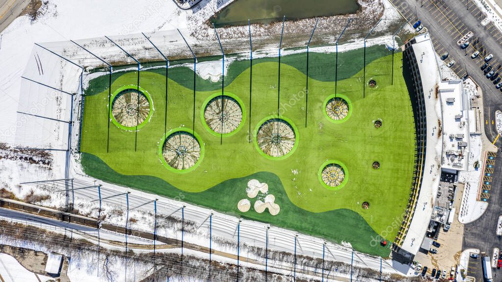 NAPERVILLE, IL, USA 15 DE ABRIL DE 2019 Una vista aérea / aérea de TopGolf. Topgolf cuenta