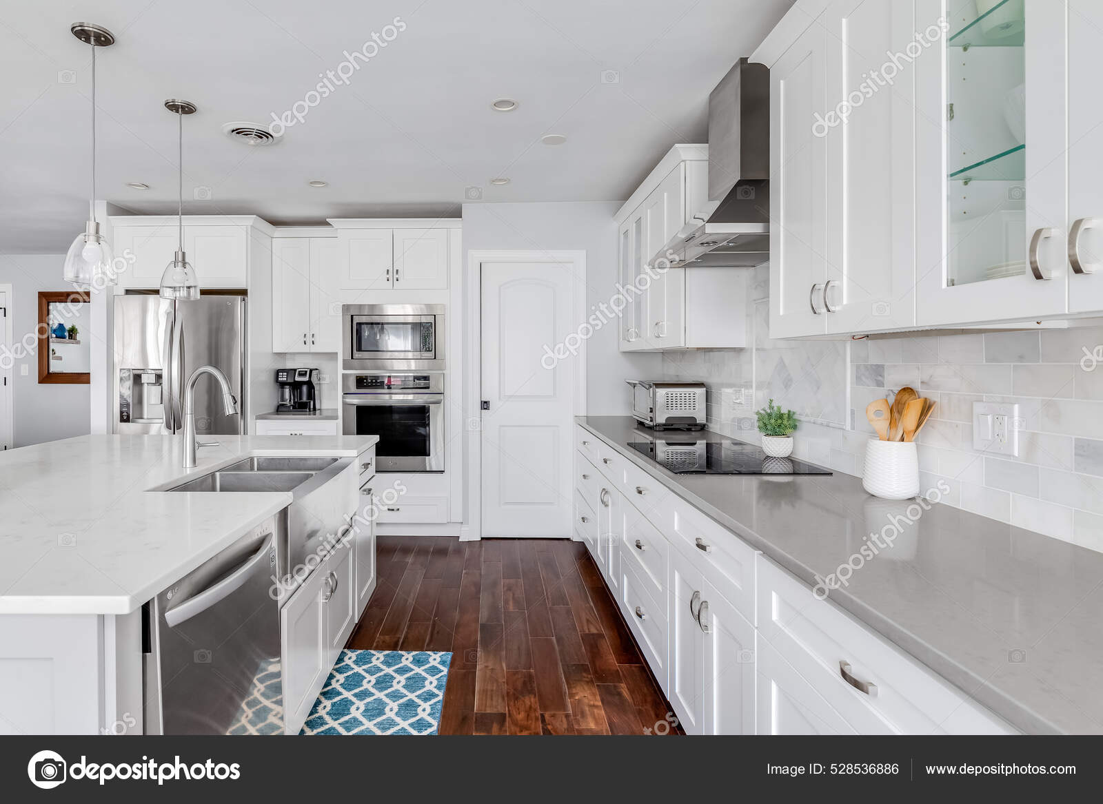 Elmhurst Usa Mayo 2020 Una Gran Cocina Lujo Con Encimeras — Foto editorial  de stock #528536886 ©j.hendrickson3, image size:1600x1167