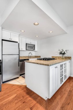 Şikago, IL, ABD - 4 Mart 2020 Granit tezgahta çiçekli küçük beyaz bir mutfak ve paslanmaz çelik GE aletleri. 